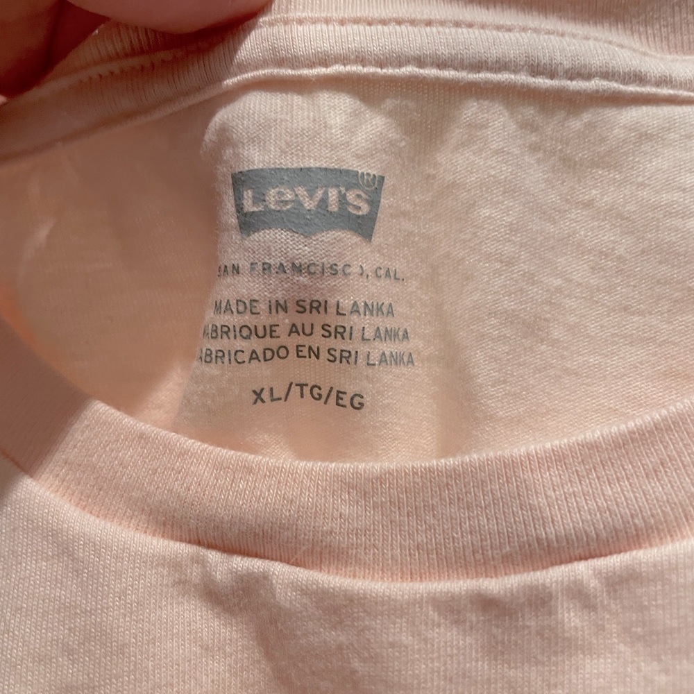 LEVI’S light pink tshirt
